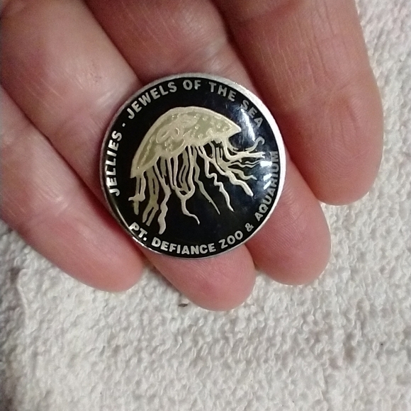 pt. defiance Jewelry - Jellies jewels of the sea pt. Defiance zoo and aquarium black goldtone pin 📍📌